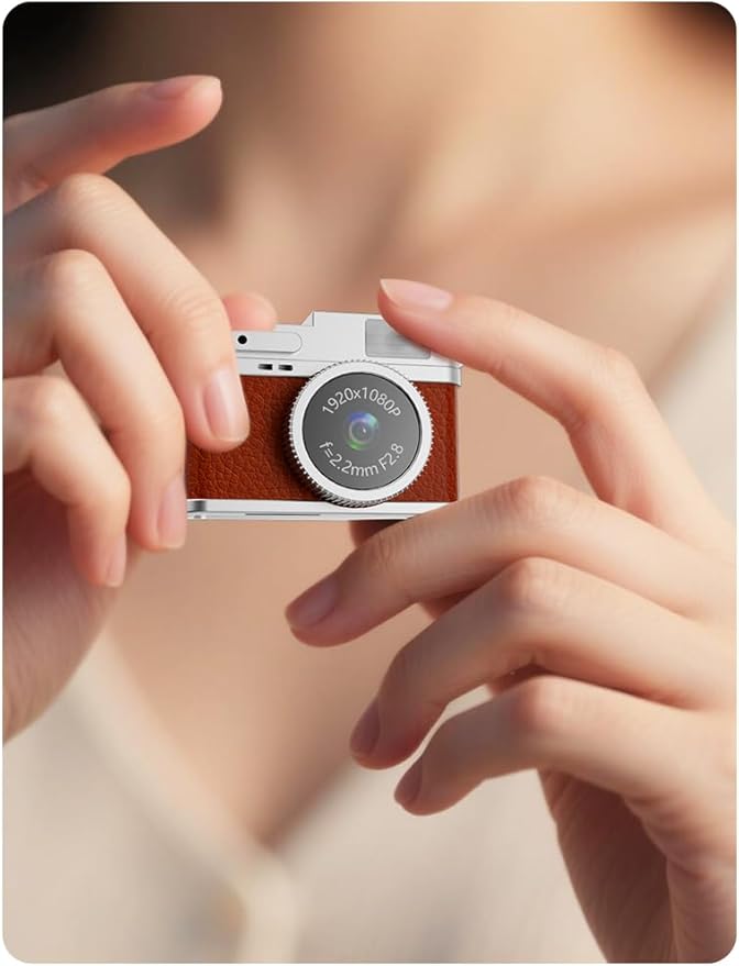 Mini Keychain Camera, Digital Camera, Tiny Vintage Retro Camera, 1080P Video Vlogging Camera,Micro Camcorder with 32 GB Card for Beginners Teens Adults Kids (Green)