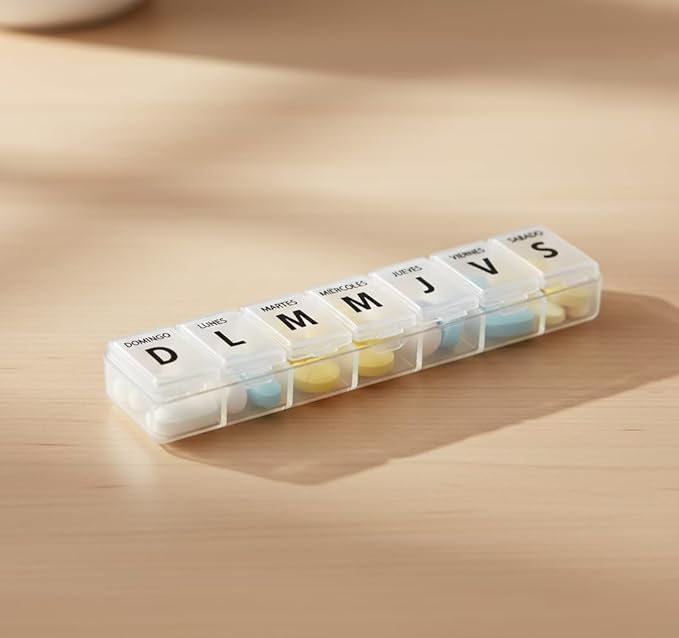 Pill Organizer 7 Day Weekly Pill Case – Large Pill Box with 7 Compartments – Holds Up to 100 Pills – Spanish Language Labels