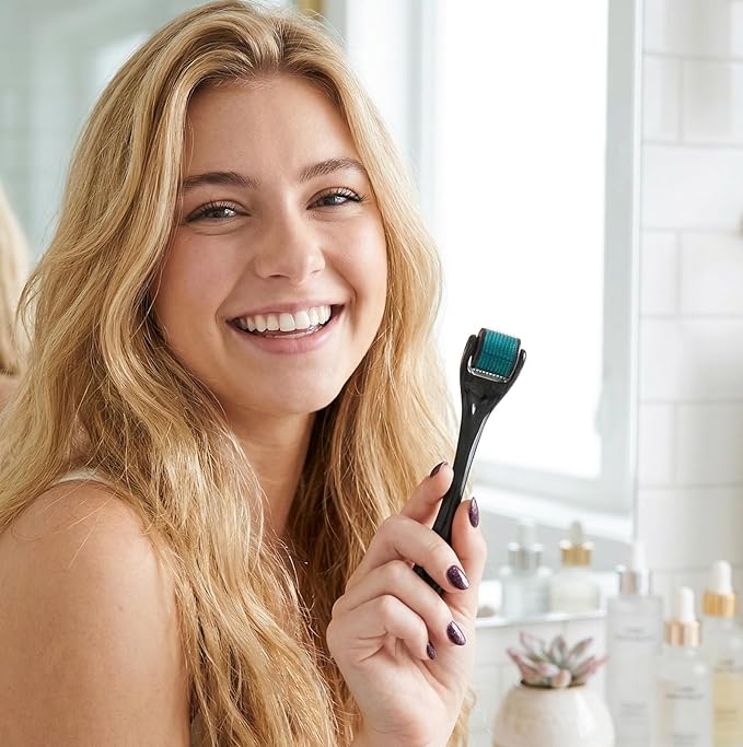 ROSELYNBOUTIQUE Derma Roller for Men & Women - Personal Cosmetic Beauty Tool 0.25mm - Titanium(Black Blue)