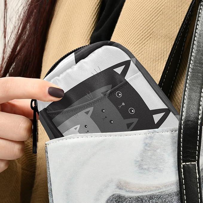 Naanle Funny Cats in Row Pill Box 7 Day Pill Case Travel Pill Organizer Bag with Zipper Portable Weekly Case Compact Size for Vitamin Supplement Holder
