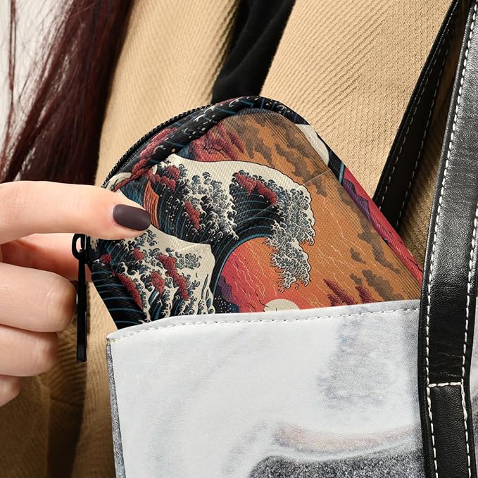 Vnurnrn Pill Case Vintage Japan Wave Print, Pill Box 7 Days Travel Pill Organizer Bag with Zipper, Portable Weekly Case Vitamin Supplement Holder for Travel Daily Use