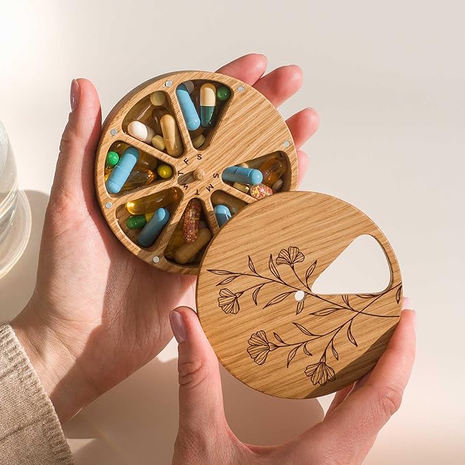 Makety Wooden Weekly Pill Organizer - 7 Day Round Pill Box with Magnetic Lid, Compact Travel Medicine Holder - Natural Oak Wood