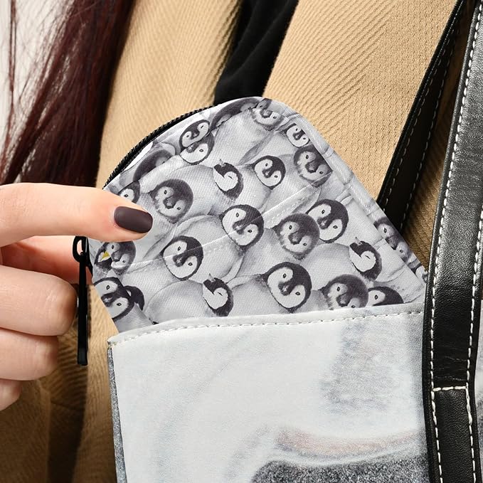Cute Penguins Pill Box 7 Day Pill Case Travel Pill Organizer Bag Container for Medicine with Zipper Portable Weekly Case Compact Size for Medicine, Vitamin, Supplement